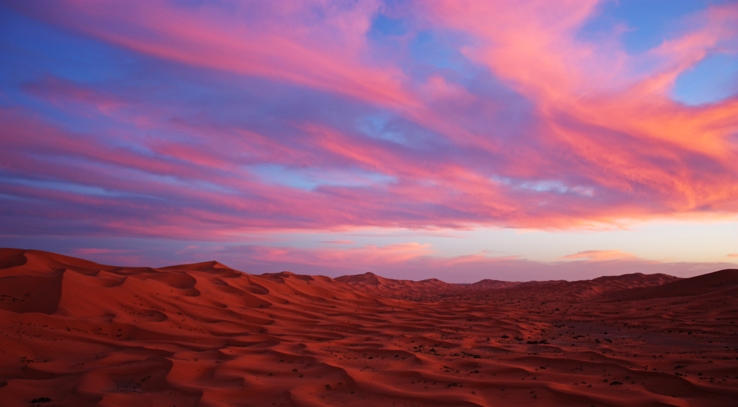 Розовый закат в пустыне