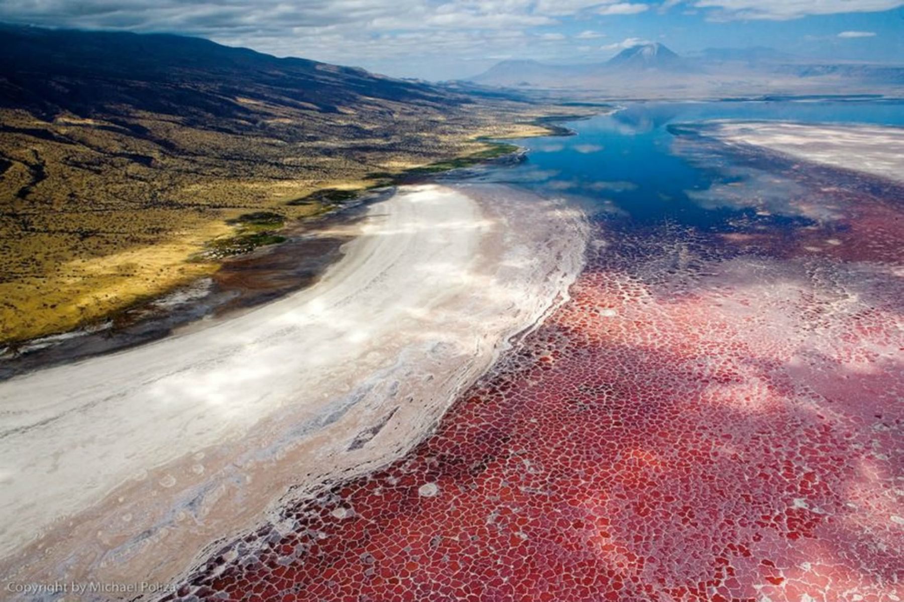 why is lake natron tanzania red