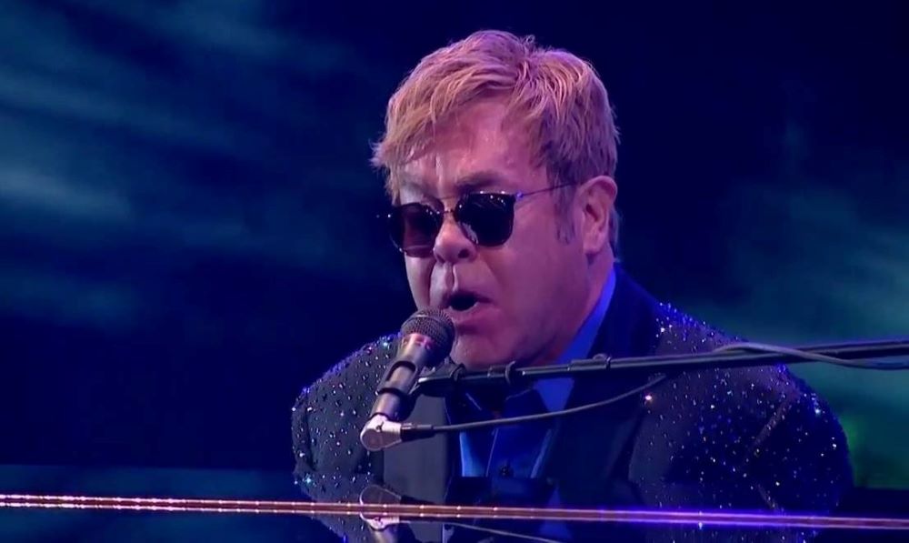 Elton john man. - Elton John «Rocket man» (1972). Элтон Джон ракета. A Single man Элтон Джон. Elton John – Live in London 2015.